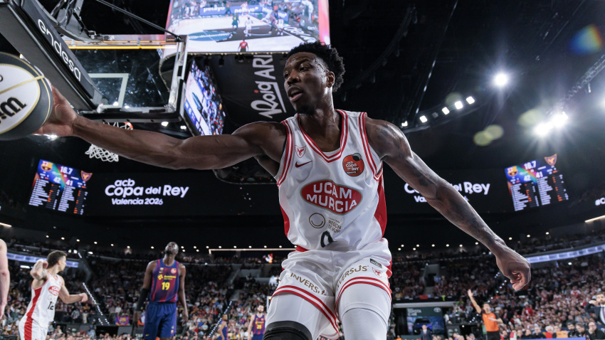 Cacok dominó bajo los aros