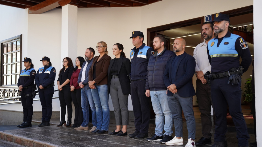 Minuto de silencio en Arona por el asesinato de un niño a manos de su padre