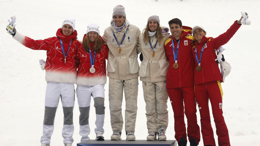 La pareja española posa en el podio junto a los franceses, oro, y a los suizos, plata.