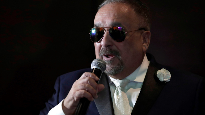 AME7452. BOGOTÁ (COLOMBIA), 21/02/2026.- Fotografía de archivo 04 de diciembre de 2019 que muestra al músico y compositor de salsa Willie Colón hablando durante un coloquio en Ciudad de Panamá (Panamá). Willie Colón, el emblemático trombonista, compositor e intérprete de íconos de la salsa como 'Idilio' y 'Gitana', falleció este sábado a sus 75 años, por complicaciones de salud. EFE/ Bienvenido Velasco /ARCHIVO