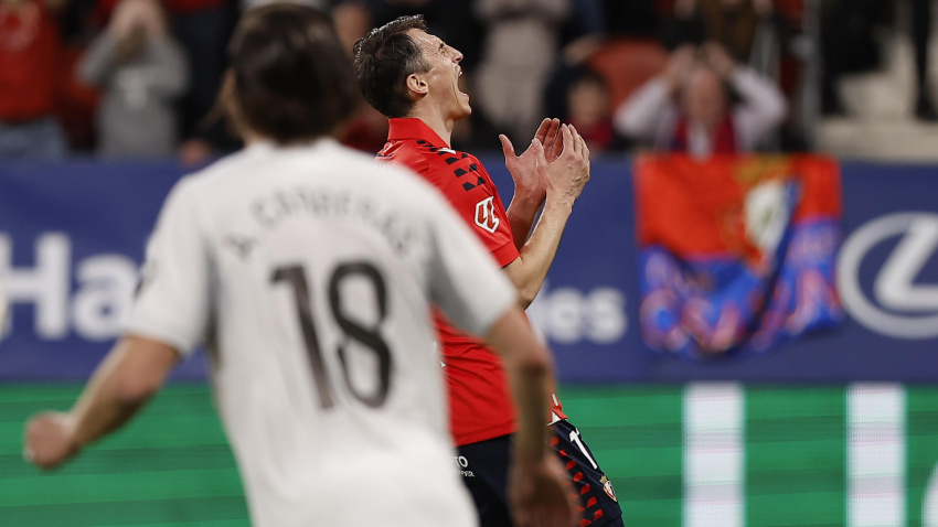 Budimir se lamenta tras uno de sus remates durante el Osasuna - Real Madrid