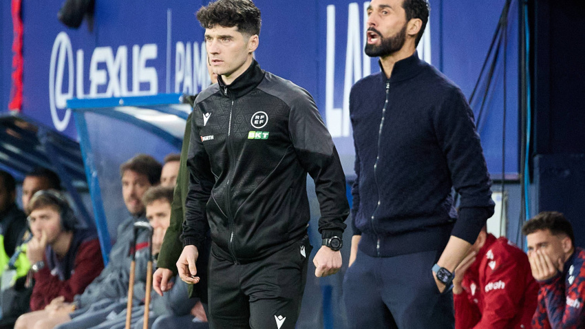 Arbeloa da instrucciones a sus jugadores durante el Osasuna - Real Madrid