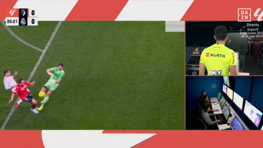 Imagen del penalti de Courtois sobre Budimir en el Osasuna-Real Madrid