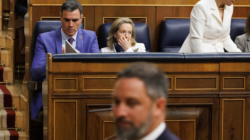 Abascal con Yolanda Díaz al fondo