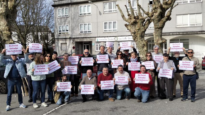 Participantes de la marcha con carteles reivindicativos