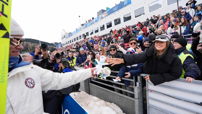 Klaebo saluda a su pareja, presente en la grada para ver cómo ganaba su sexto oro olímpico.