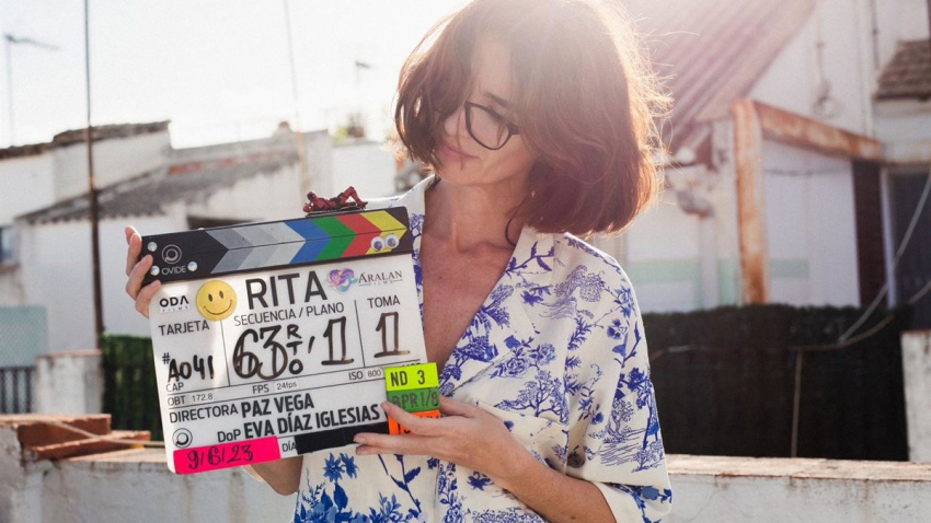 Paz Vega con una claqueta en el rodaje de 'Rita', su ópera prima