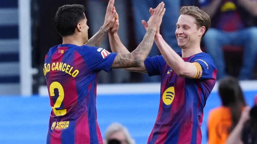 Cancelo y De Jong celebran el gol de Barcelona ante el Levante