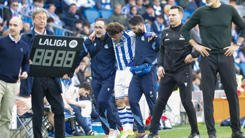 Álvaro Odriozola abandona el campo tras lesionarse durante el Real Sociedad - Oviedo