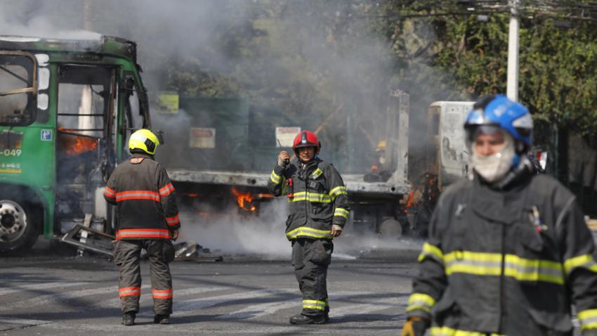 MEX5075. GUADALAJARA (MÉXICO), 22/02/2026.- Integrantes del Cuerpo de Bomberos de Guadalajara realizan labores para extinguir el incendio de varios vehículos este domingo, en Guadalajara (México). El líder del Cartel de Jalisco Nueva Generación (CJNG), Nemesio Oseguera Cervantes, alias El Mencho, uno de los capos más buscados por EE.UU., fue abatido durante un operativo con fuerzas federales, según confirmaron a EFE fuentes del Gobierno de México. EFE/ Francisco Guasco