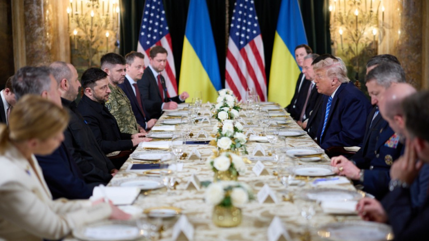 (Foto de ARCHIVO)HANDOUT - 28 December 2025, US, Palm Beach: US President Donald Trump receives Ukraine's President Volodymyr Zelensky hold talks at the Mar-a-Lago club in Palm Beach. Photo: -/Ukrainian Presidency/dpa - ATTENTION: editorial use only and only if the credit mentioned above is referenced in full28/12/2025 ONLY FOR USE IN SPAIN