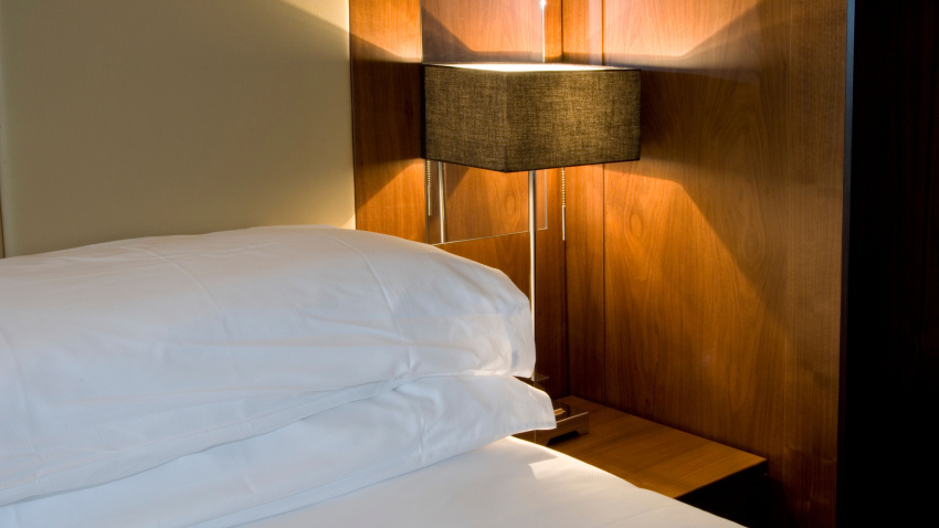 Imagen de recurso de varias almohadas en una habitación de hotel