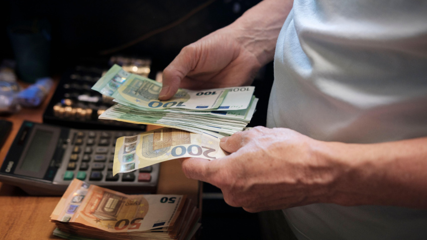 Un hombre cuentas billetes de euros