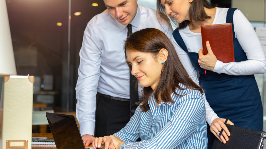 Trabajadores con un ordenador en una empresa