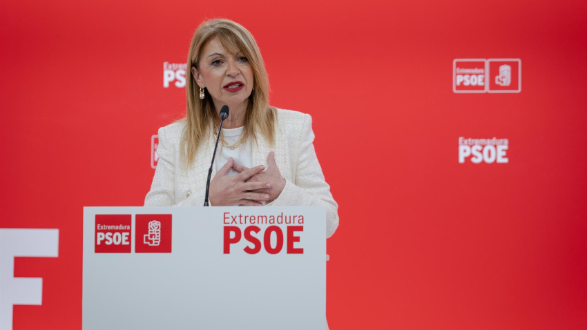 La portavoz del Grupo Parlamentario Socialista en la Asamblea, Piedad Álvarez, ofrece una rueda de prensa