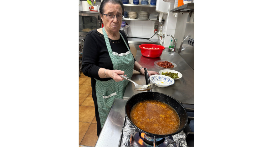 Santiaga en la cocina del Mesón Octavio de Ciudad Real, regentado por sus hijos