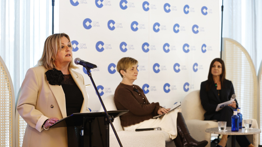 La alcaldesa de Calp, Ana Sala, dando inicio al desayuno informativo con la consellera de Innovación, Industria, Comercio y Turismo, Marian Cano