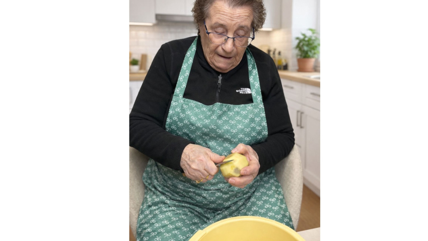 Santiaga pela patatas, pone mesas o "lo que le pidan" sus hijas en el restaurante