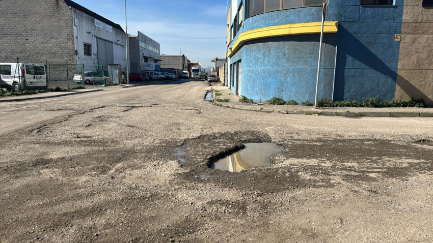 Los baches en los viales interiores del polígono de Raos son evidentes