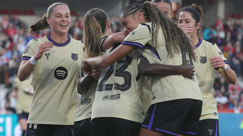 Las jugadoras del Barcelona celebran el gol de Aïcha Cámara durante la jornada 21 de la Liga F que disputan el Granada CF y el Barcelona este sábado, en el estadio Nuevo Los Cármenes de la ciudad de Granada.