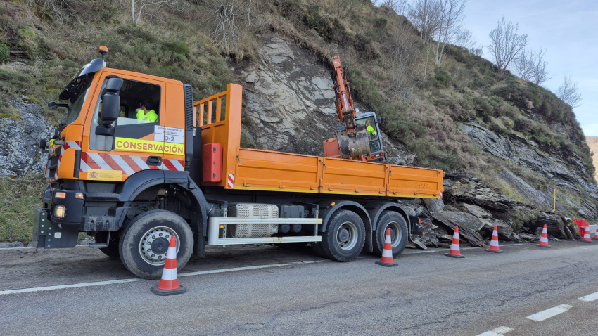 Una excavadora carga en un camión las rocas caídas en Pajares