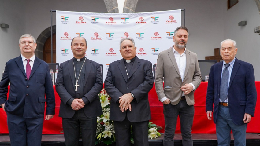 De izquierda a derecha: Juan Rognoni, director de Cáritas de Tenerife; Eloy Santiago, obispo de la Diócesis Nivariense; José Mazuelos, obispo de la Diócesis de Canarias; Thomas Ubrich, miembro del Comité Técnico de la Fundación Foessa,  y Gonzalo Navarro, director de Cáritas Diocesana de Canarias.