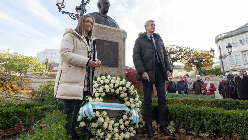 Sandra Vázquez y Alfonso Rueda en una ofrenda floral al busto de Fraga