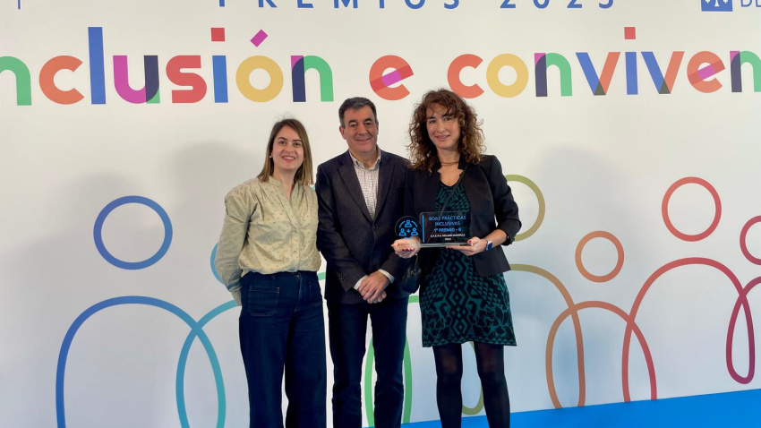 Marta García, primera por la derecha, recogiendo el premio a la inclusión a la Nelson Mandela