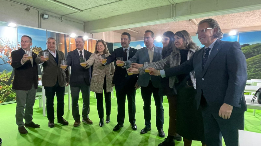 Las autoridades presentes en la inauguración durante el brindis con sidra DOP.