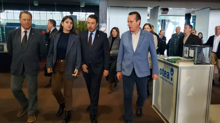 Una imagen del paseo de autoridades por uno de los pasillos del salón