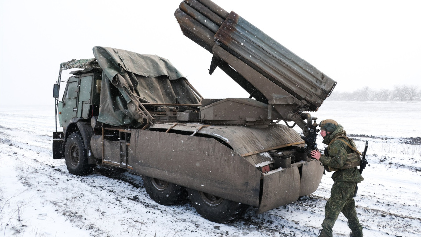 Un militar durante una misión de combate del Grupo de Ejércitos ruso Dnepr con el uso de un lanzacohetes múltiple Grad en la zona de la operación militar especial.