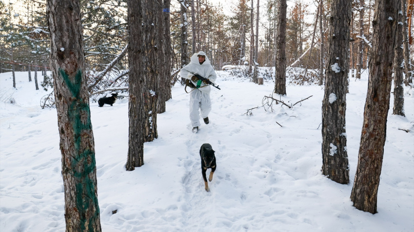 Un militar de la brigada independiente de fusileros motorizados del Grupo de Ejércitos Dnepr de Rusia realiza una misión de combate con el uso de un mortero 2B11 de 120 mm en la zona de operaciones militares especiales de Rusia.