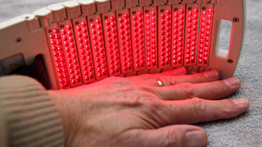 Tratamiento con almohadillas de matriz LED con láser frío para terapia y curación de manos