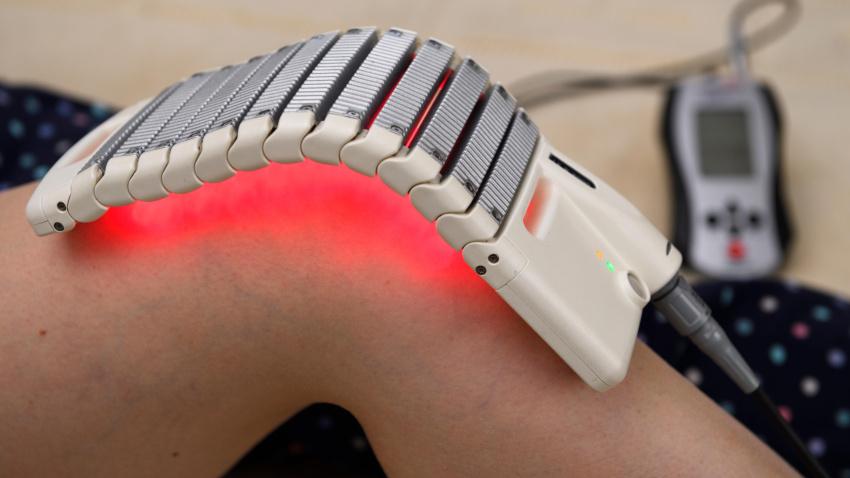 Tratamiento con almohadillas de matriz LED con láser frío para terapia y curación de rodillas