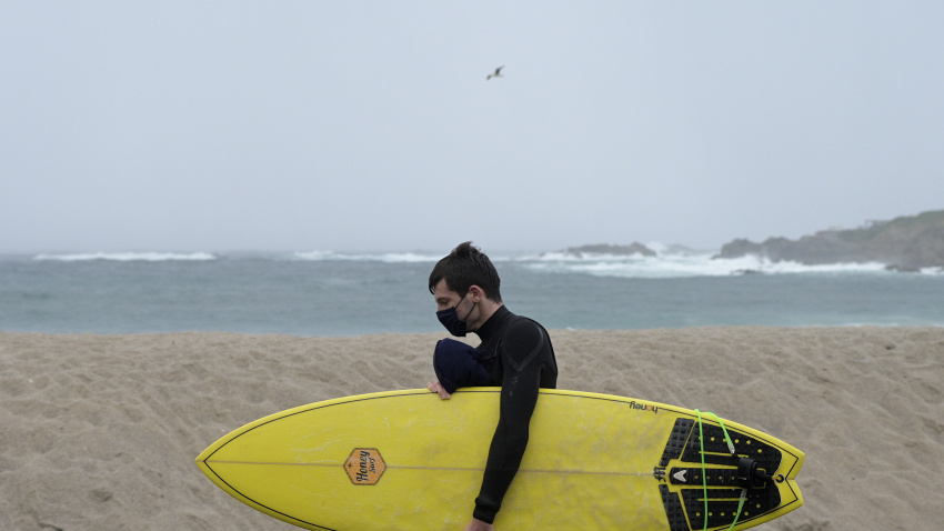 Imagen de archivo de un surfista en una playa de A Coruña, durante una borrasca