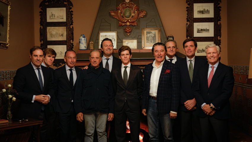 Borja Jiménez, rodeado de otros matadores de toros