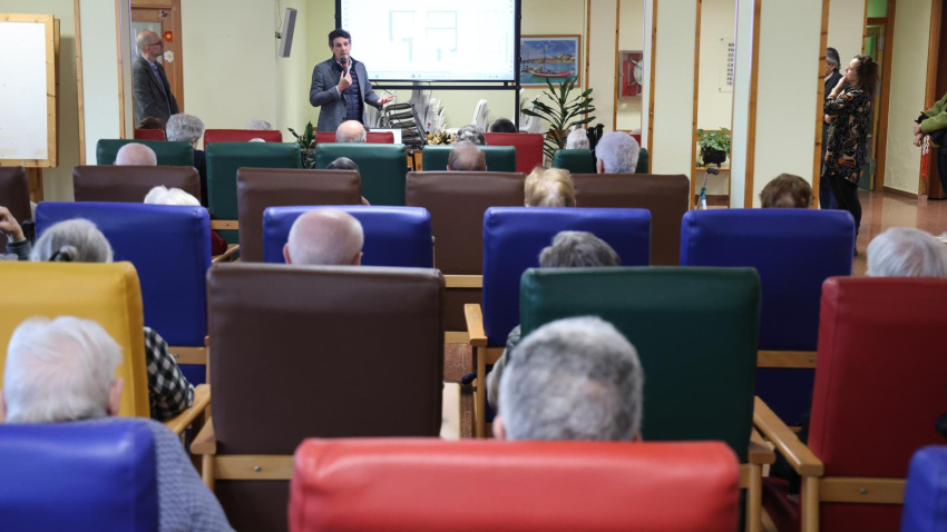 Javier Arias explica el proyecto que está desarrollando la Xunta a los residentes de As Gándaras