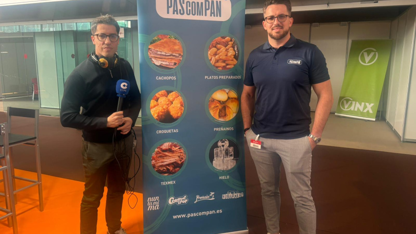 David Sánchez en el stand de Pascompan durante la entrevista con COPE Asturias