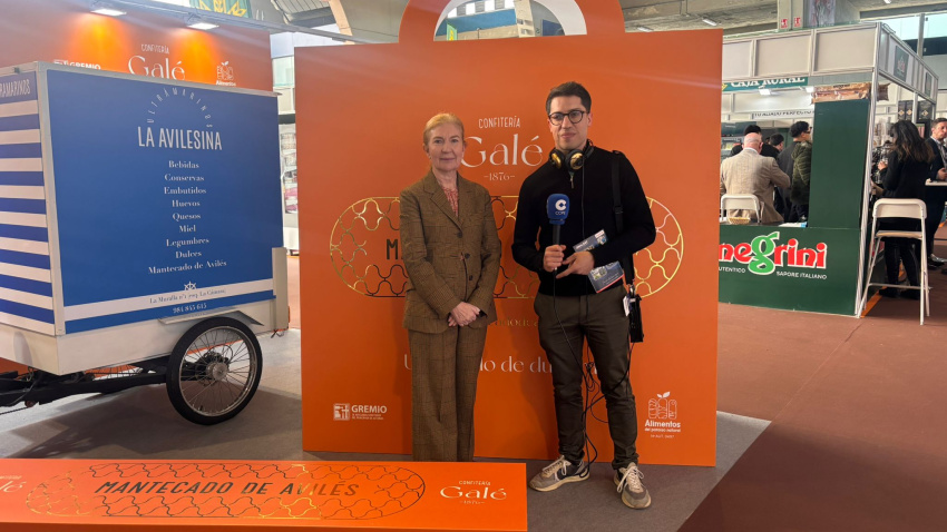 Olga García, responsable de Confitería Galé y Ultramarinos La Avilesina en la feria de Salenor durante la entrevista con COPE Asturias