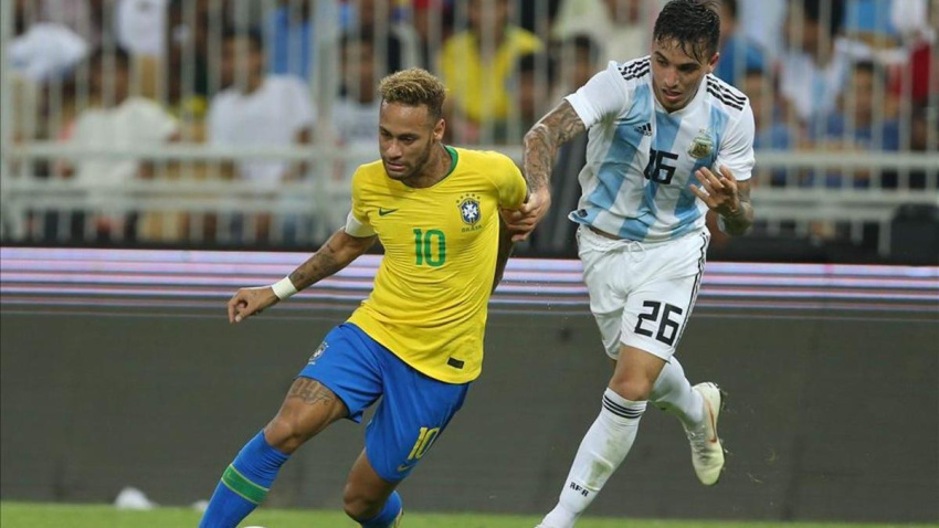 Saravia disputa un balón con Neymar
