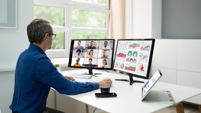 Un empleado teletrabajando en su casa