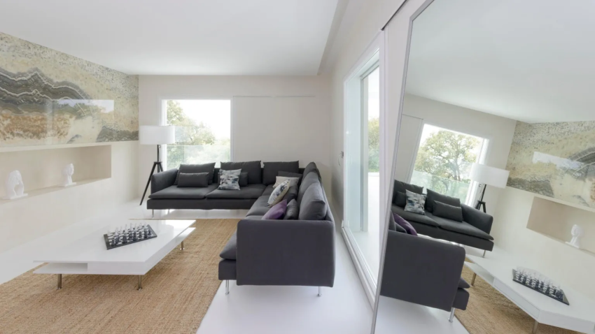 Un espejo situado en el salón de una casa