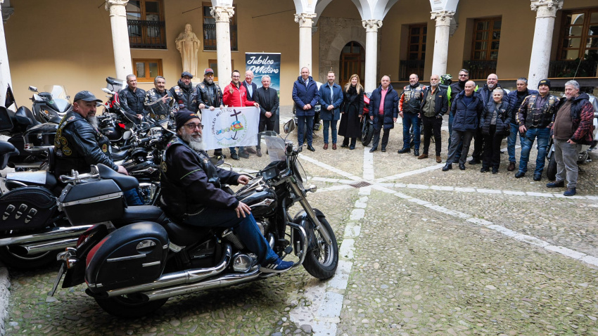 Foto de familia de la presentacion del III Jubileo Motero en el Arzobispado de Valladolid