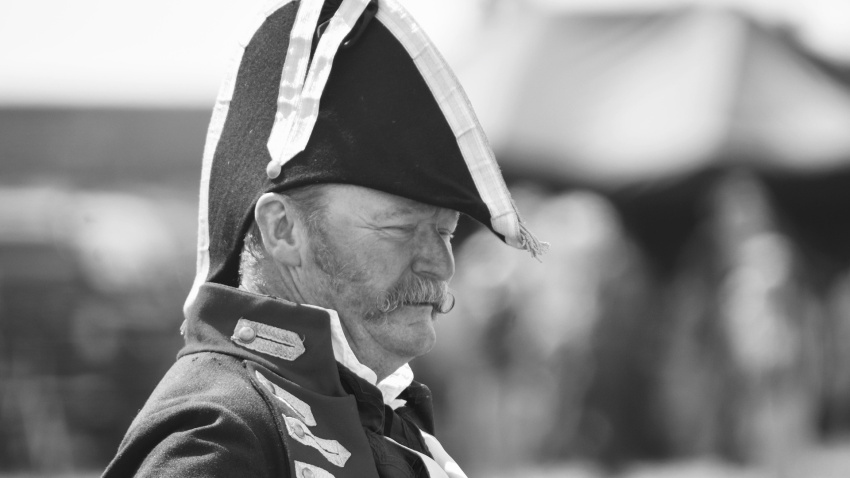 Tras haber luchado en el levantamiento del 2 de mayo en Madrid, cambia de bando y se pone al servicio de José Bonaparte