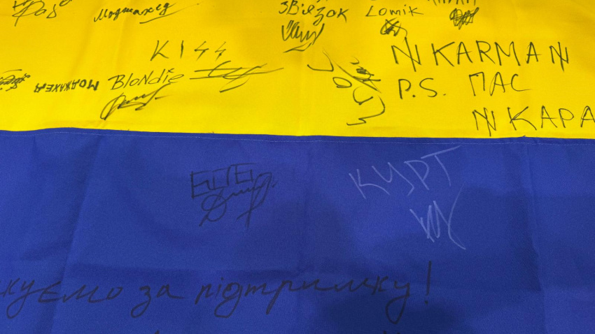Bandera de Ucrania firmada por soldados