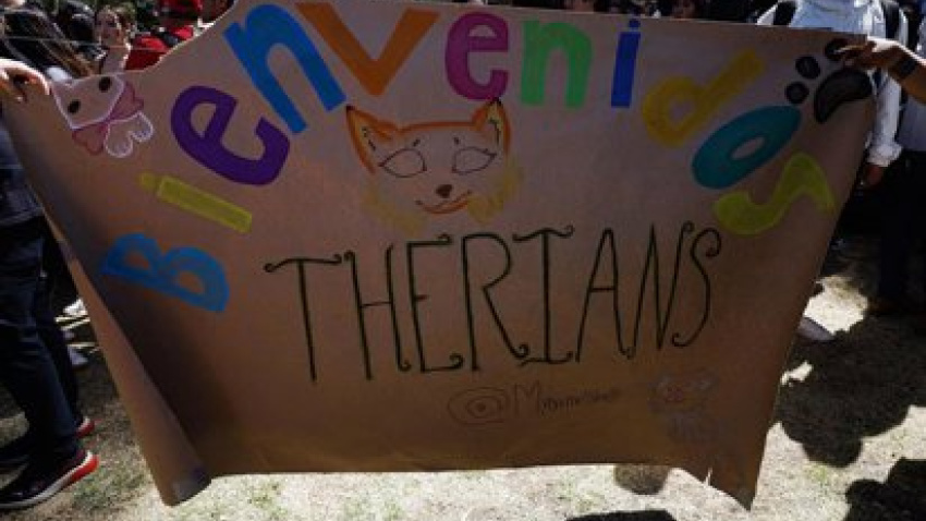 Cartel de bienvenida en las quedadas therian