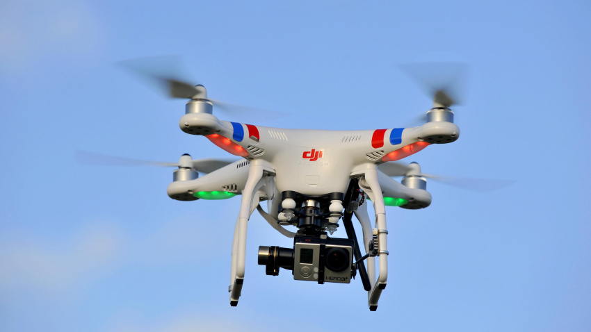 Cámara de dron en vuelo, vehículo aéreo no tripulado, UAV o dron, fotografía o filmación aérea.