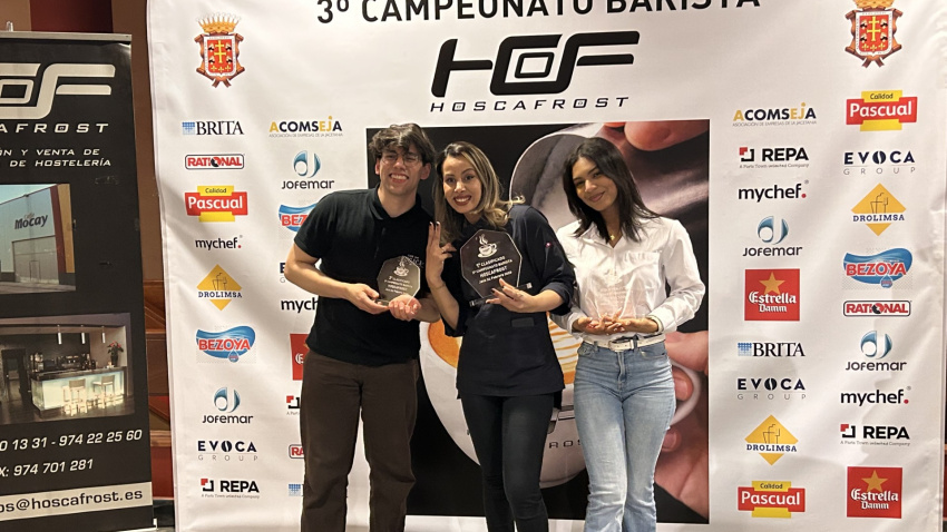Los tres ganadores: Mariano, Hafsa y Mely de ixquierda a derecha