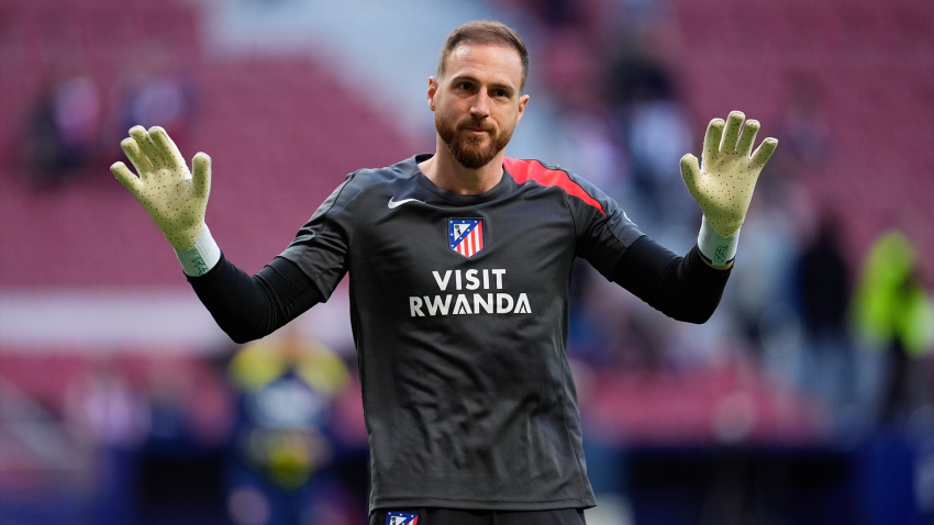 Jan Oblak del Atlético de Madrid saluda a los aficionados durante el partido de vuelta de los play-offs de la UEFA Champions League 2025/26 entre el Atlético de Madrid y el Club Brugge KV en el Riyadh Air Metropolitano.