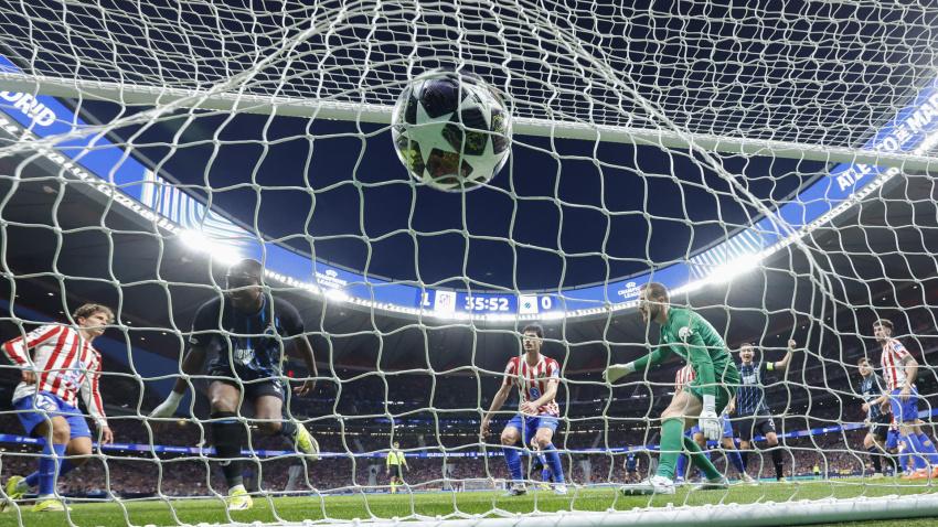 El defensa ecuatoriano del Brujas, Joel Ordóñez, marca el primer gol de su equipo durante el partido de vuelta de la fase de acceso a los octavos de Liga de Campeones entre el Atlético de Madrid y el Brujas